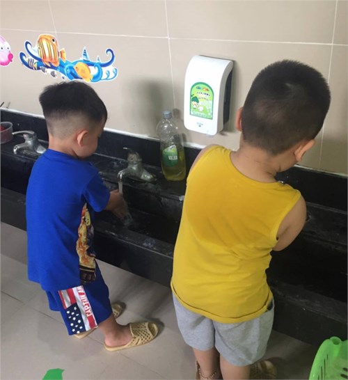 Các bé lớp mẫu giáo nhỡ b1 với kĩ năng rửa tay trước khi ăn.